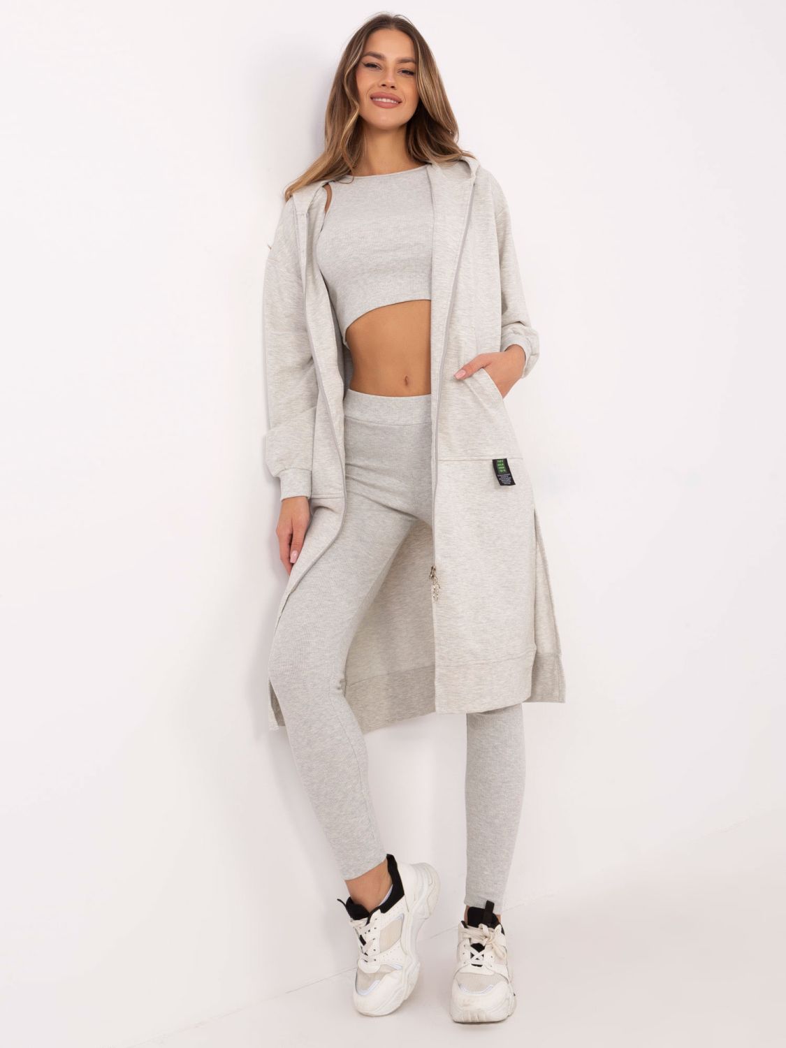 Stylisches Set in hellem Grau