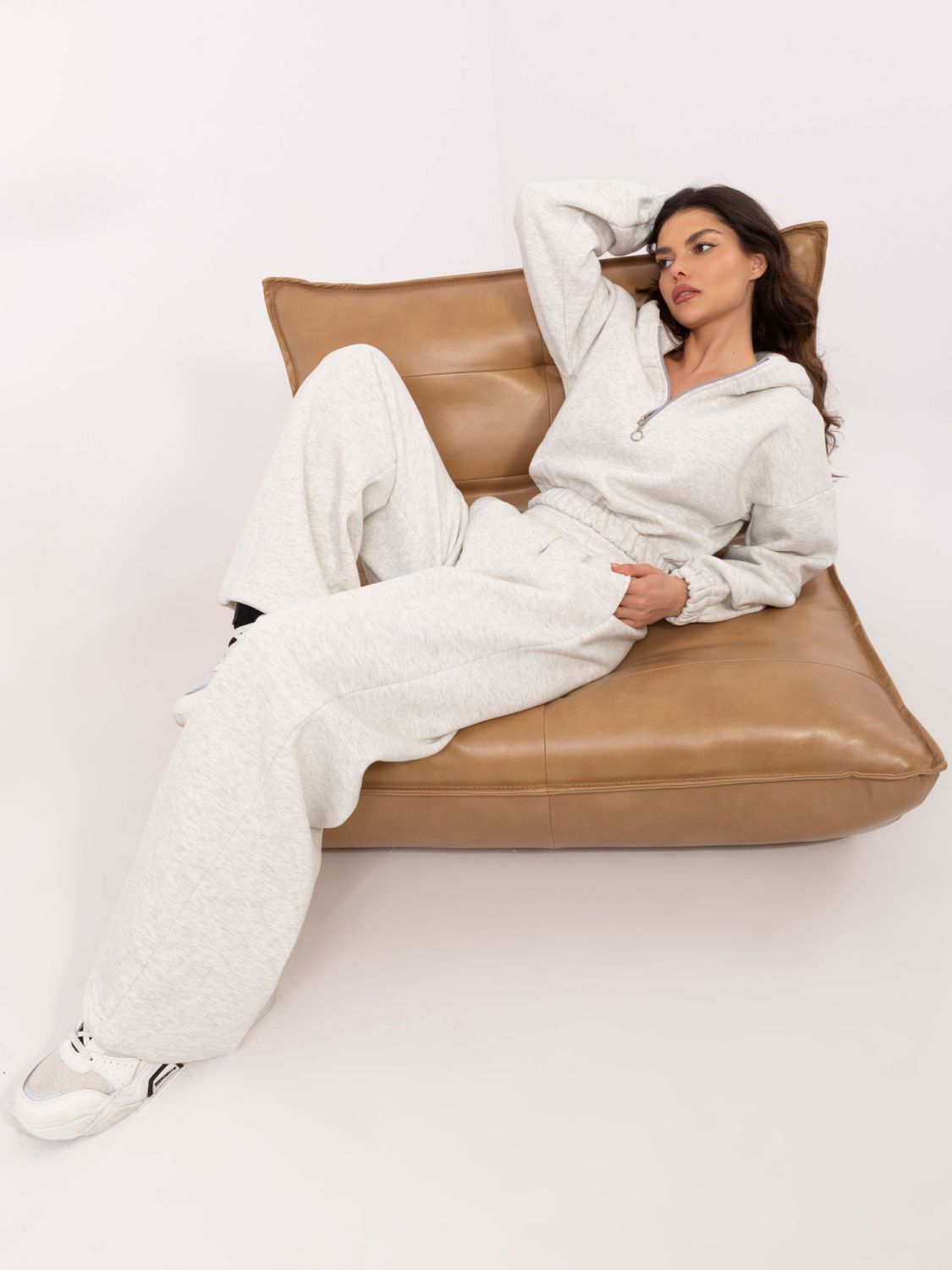 Stylisches Set mit Kapuze in hellgrau