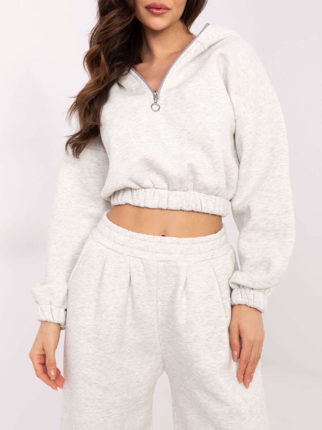 Stylisches Set mit Kapuze in hellgrau