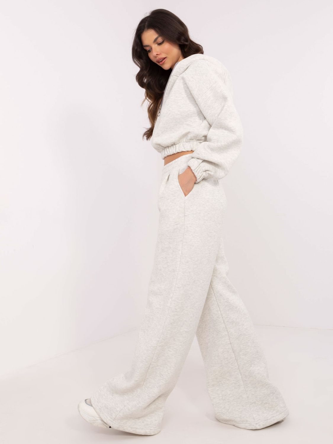 Stylisches Set mit Kapuze in hellgrau