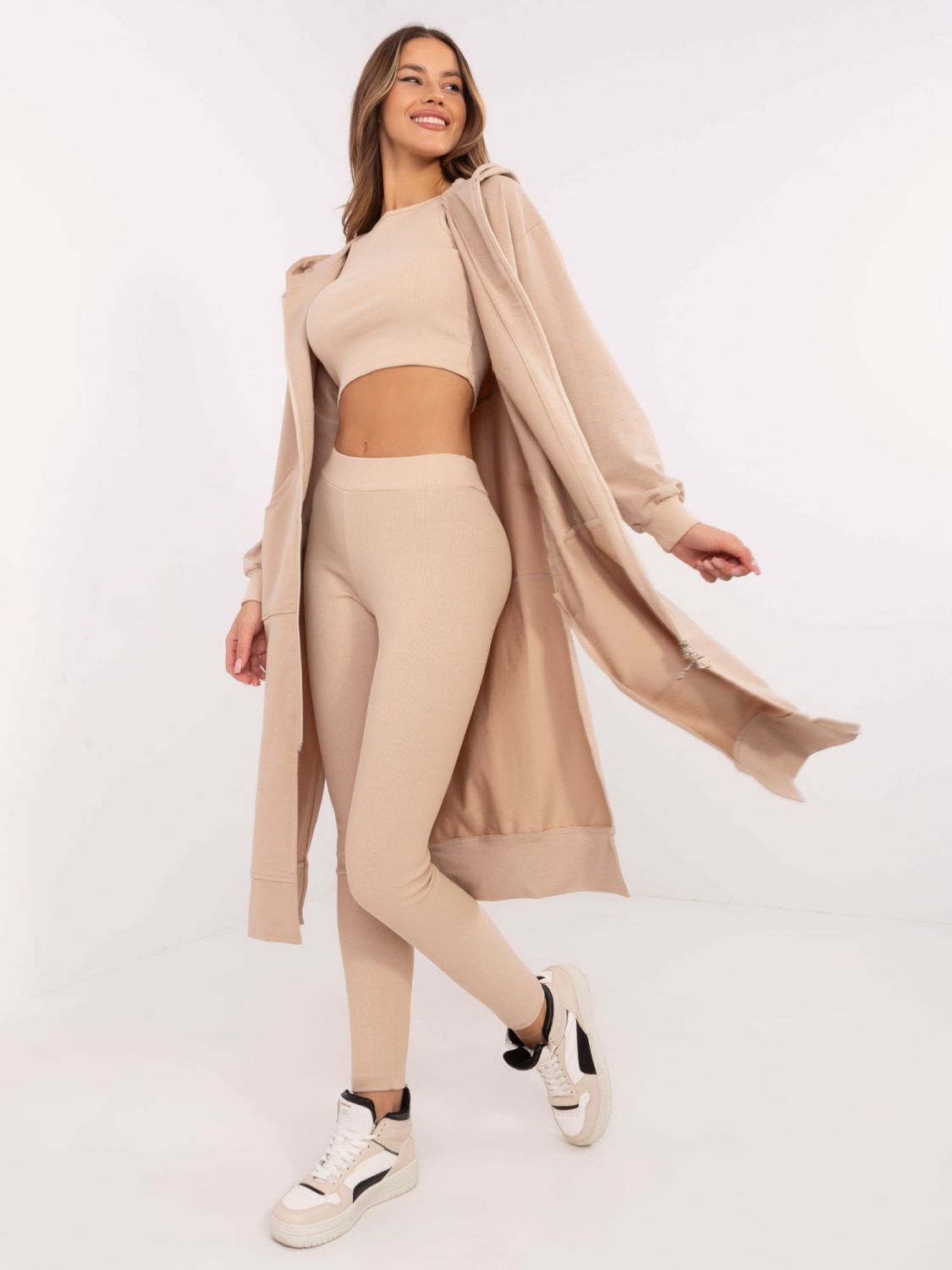 Beige Komplett mit langen Ärmeln