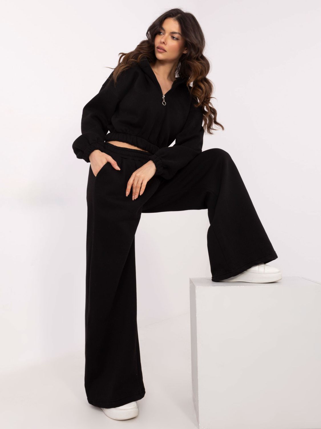 Stylischer schwarzer Komplettanzug mit Kapuze