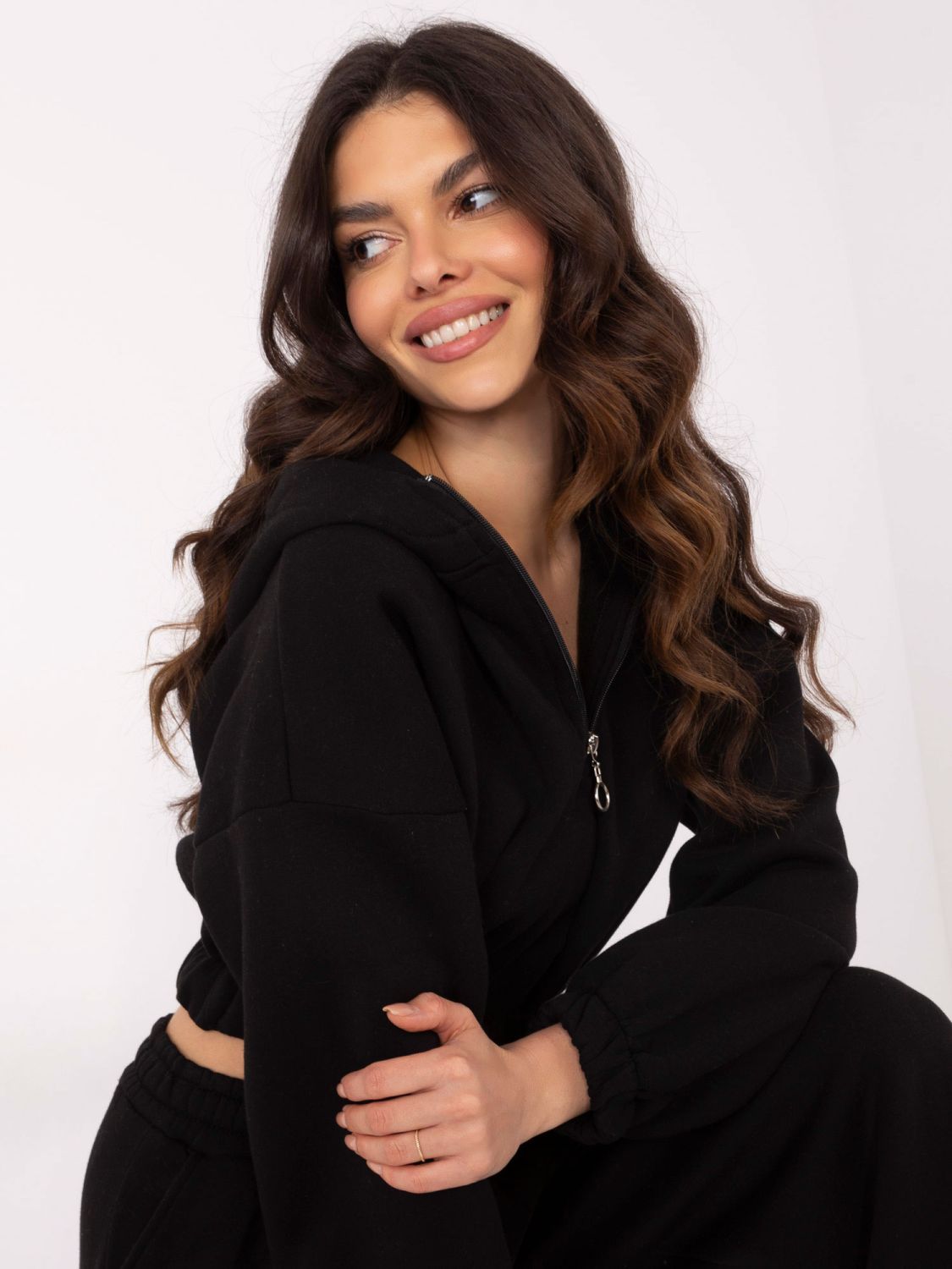 Stylischer schwarzer Komplettanzug mit Kapuze