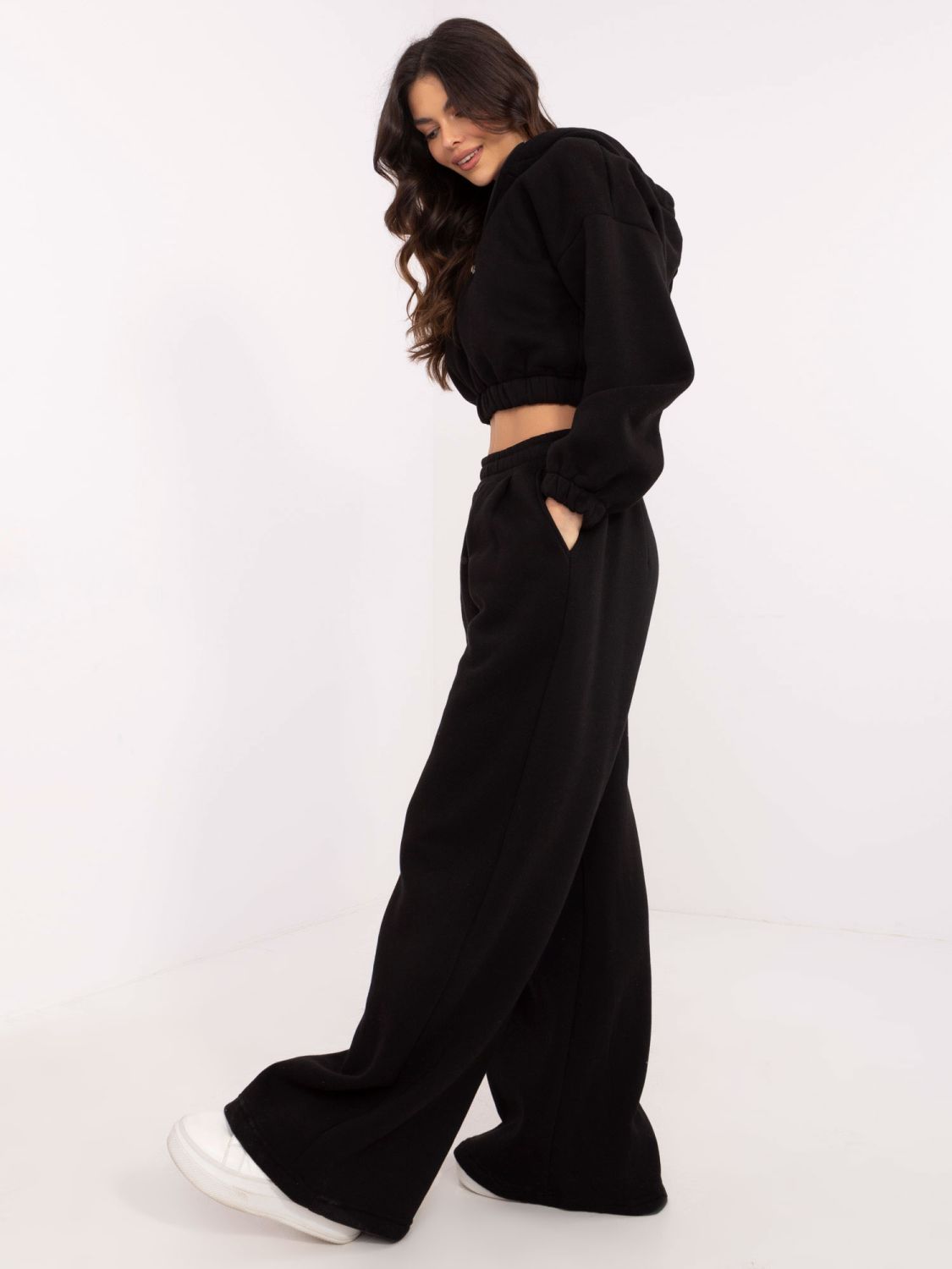 Stylischer schwarzer Komplettanzug mit Kapuze