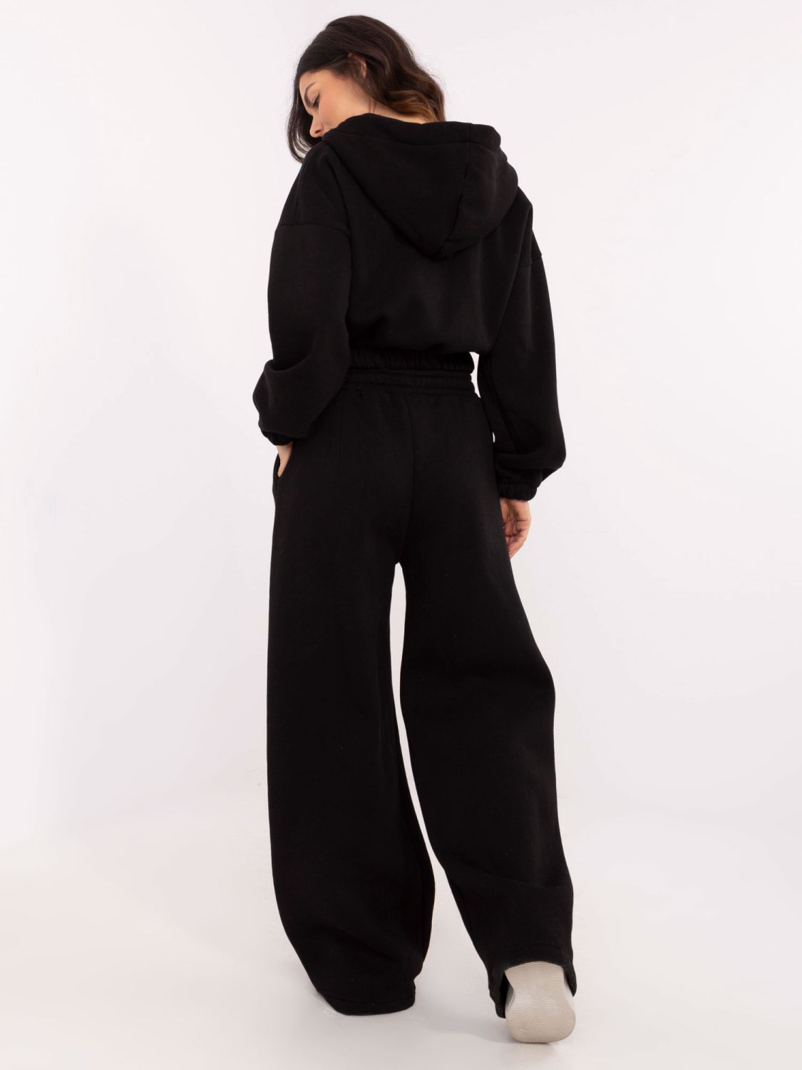 Stylischer schwarzer Komplettanzug mit Kapuze