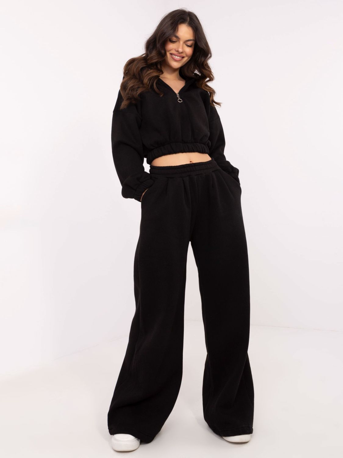 Stylischer schwarzer Komplettanzug mit Kapuze