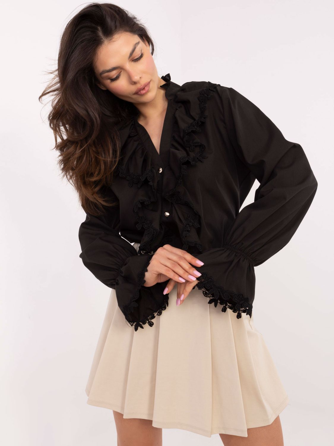 Elegante schwarze Bluse mit Spitze