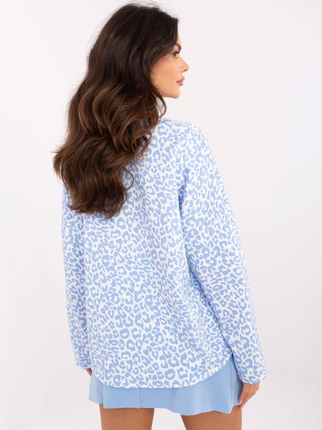 Stilvolle weiße Bluse mit blauem Tiermotiv