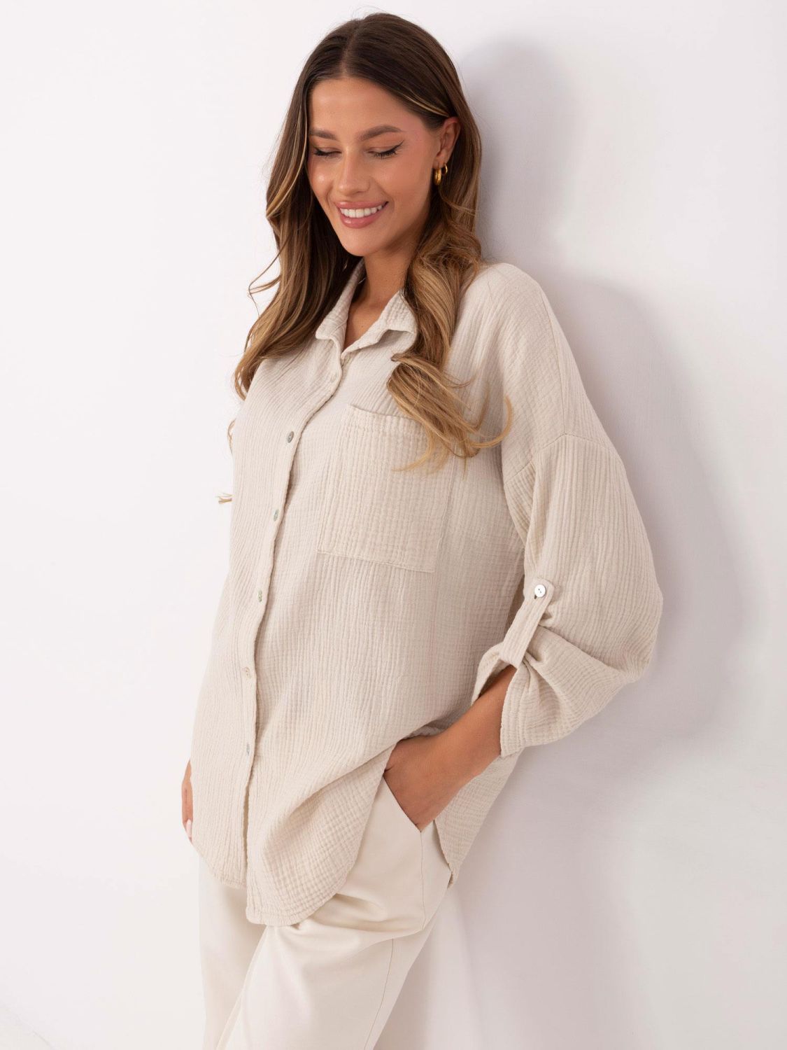 Beige Damenbluse mit langen Ärmeln