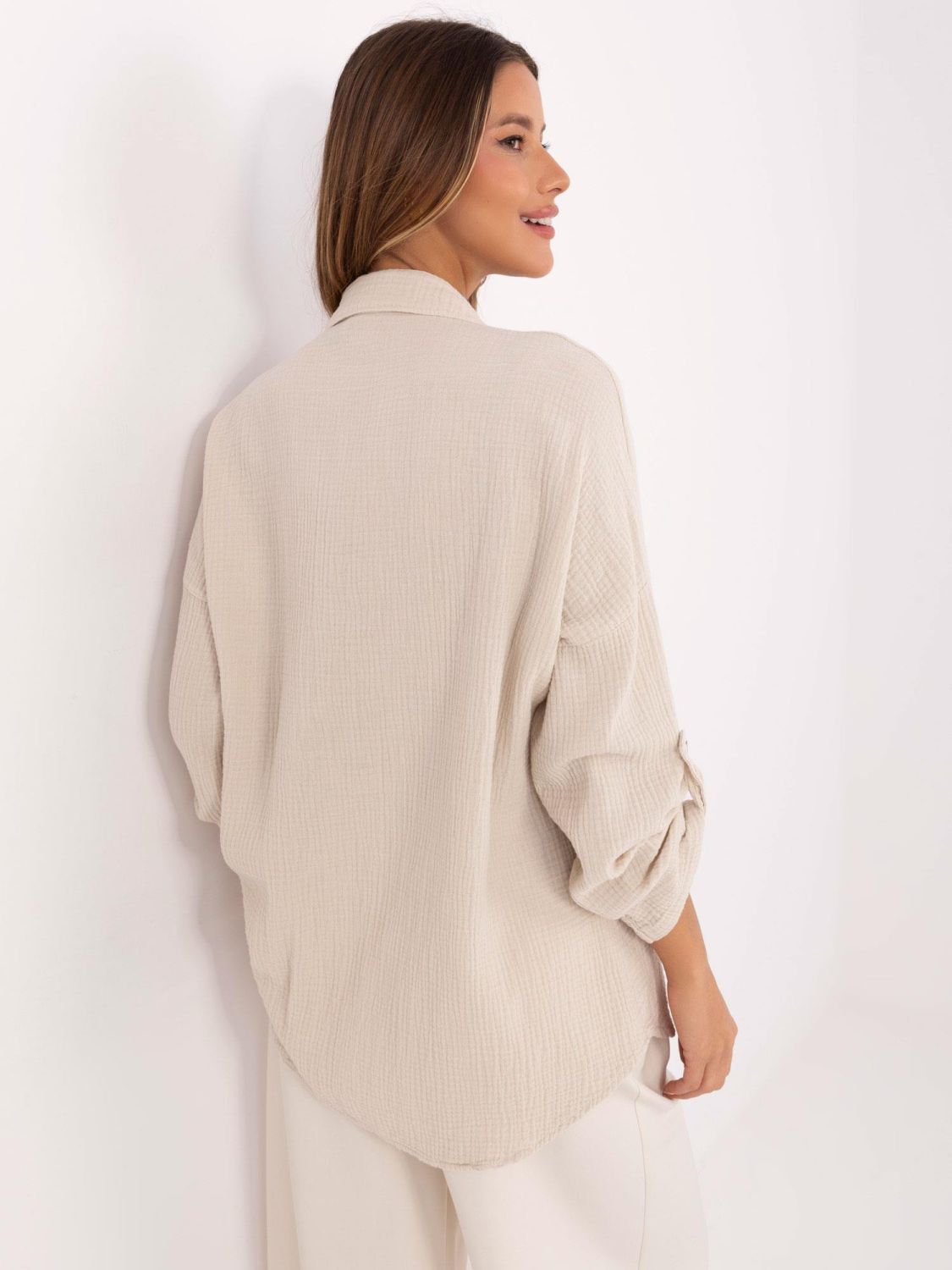Beige Damenbluse mit langen Ärmeln