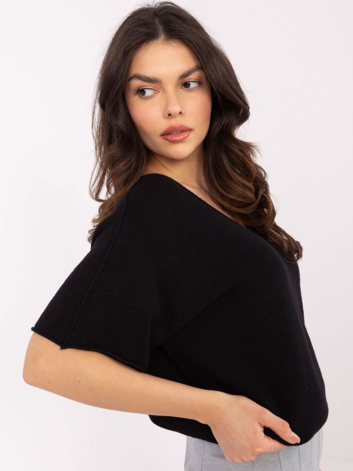 Schwarzer Pullover mit kurzen Ärmeln