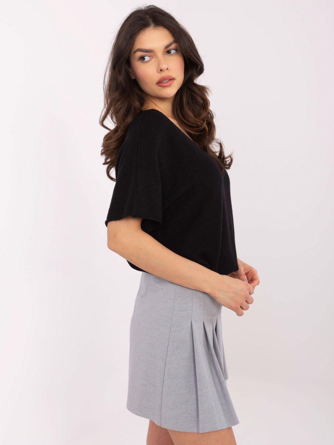 Schwarzer Pullover mit kurzen Ärmeln