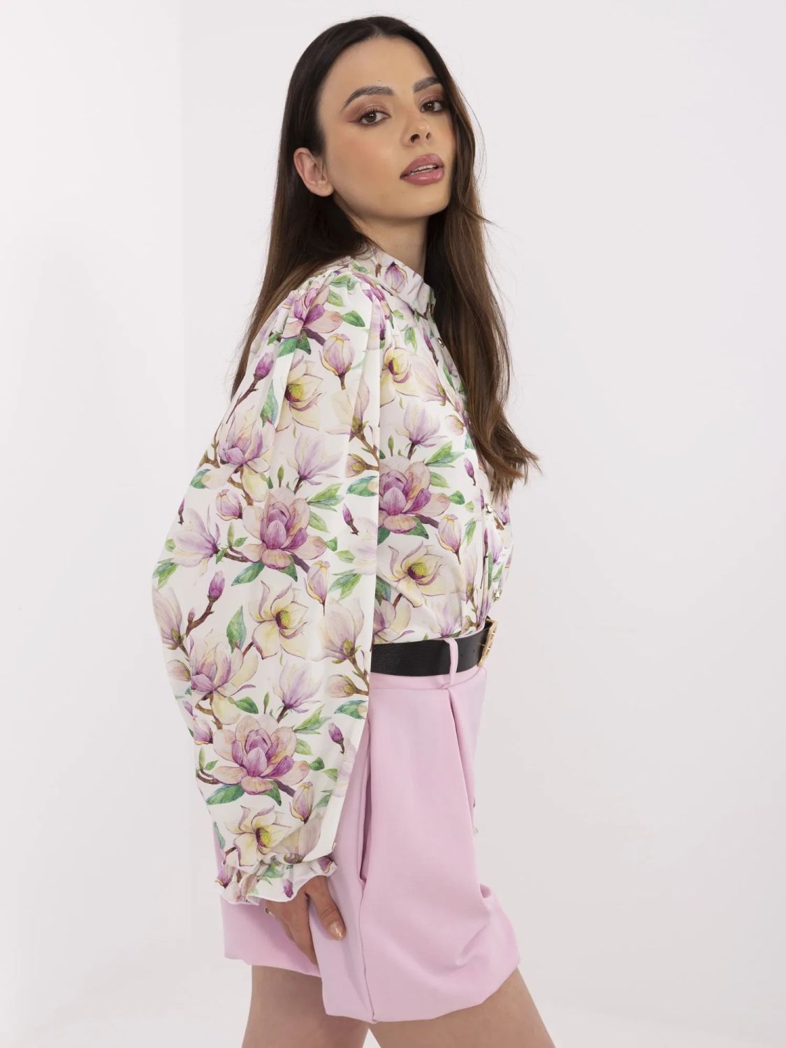 Elegante weiße Bluse mit Blumenmuster