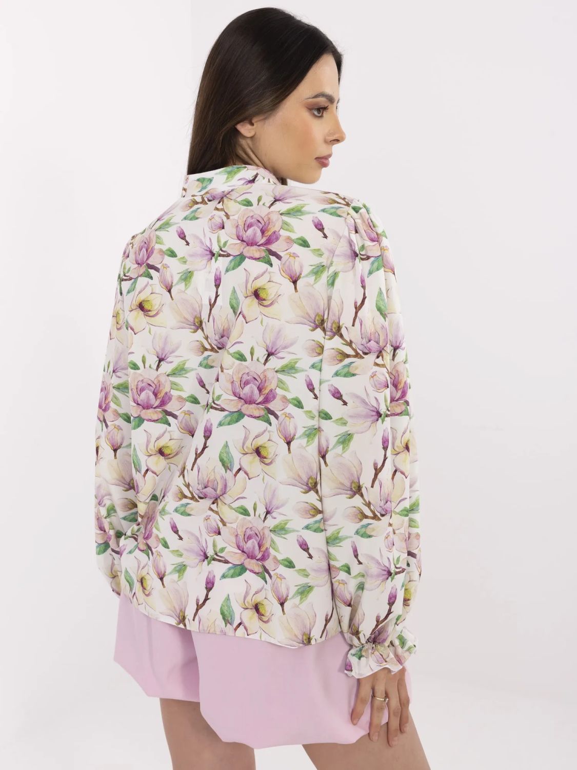 Elegante weiße Bluse mit Blumenmuster