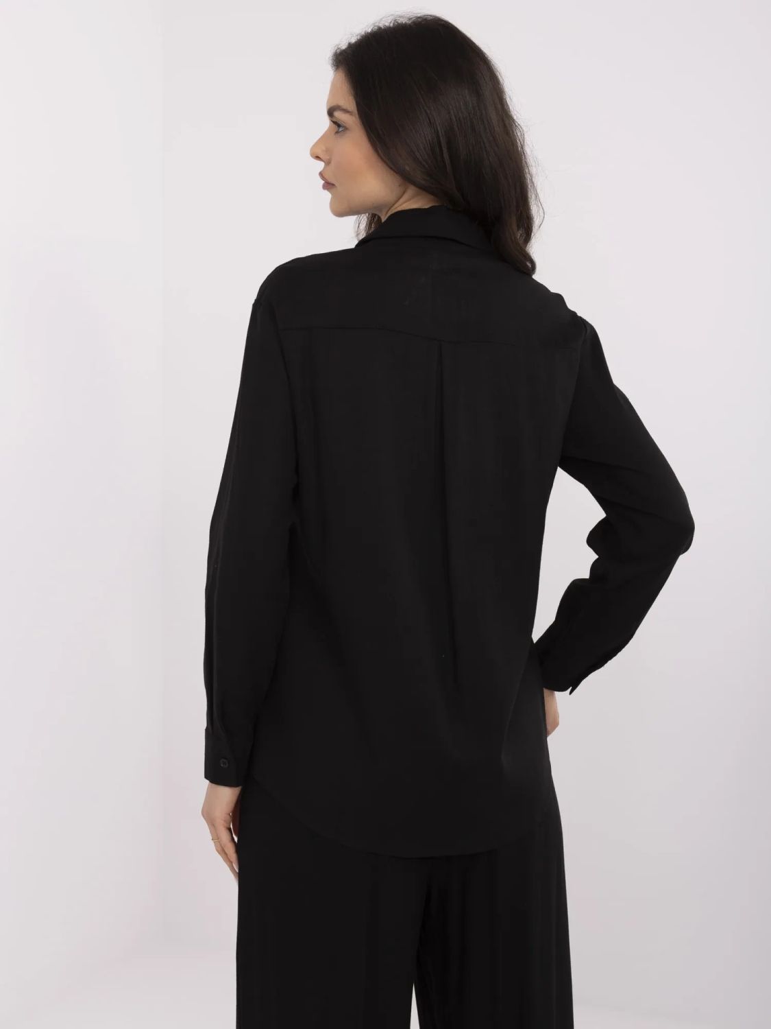 Elegantes schwarzes Hemd mit langen Ärmeln