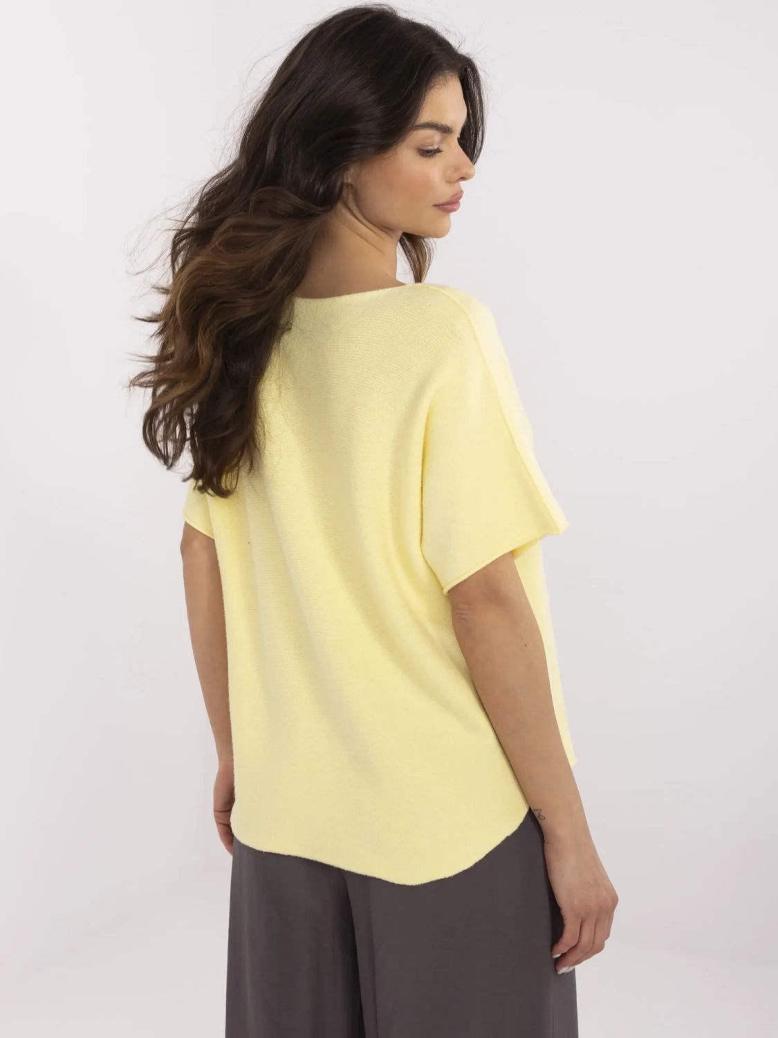 Stylischer gelber Pullover mit kurzen Ärmeln