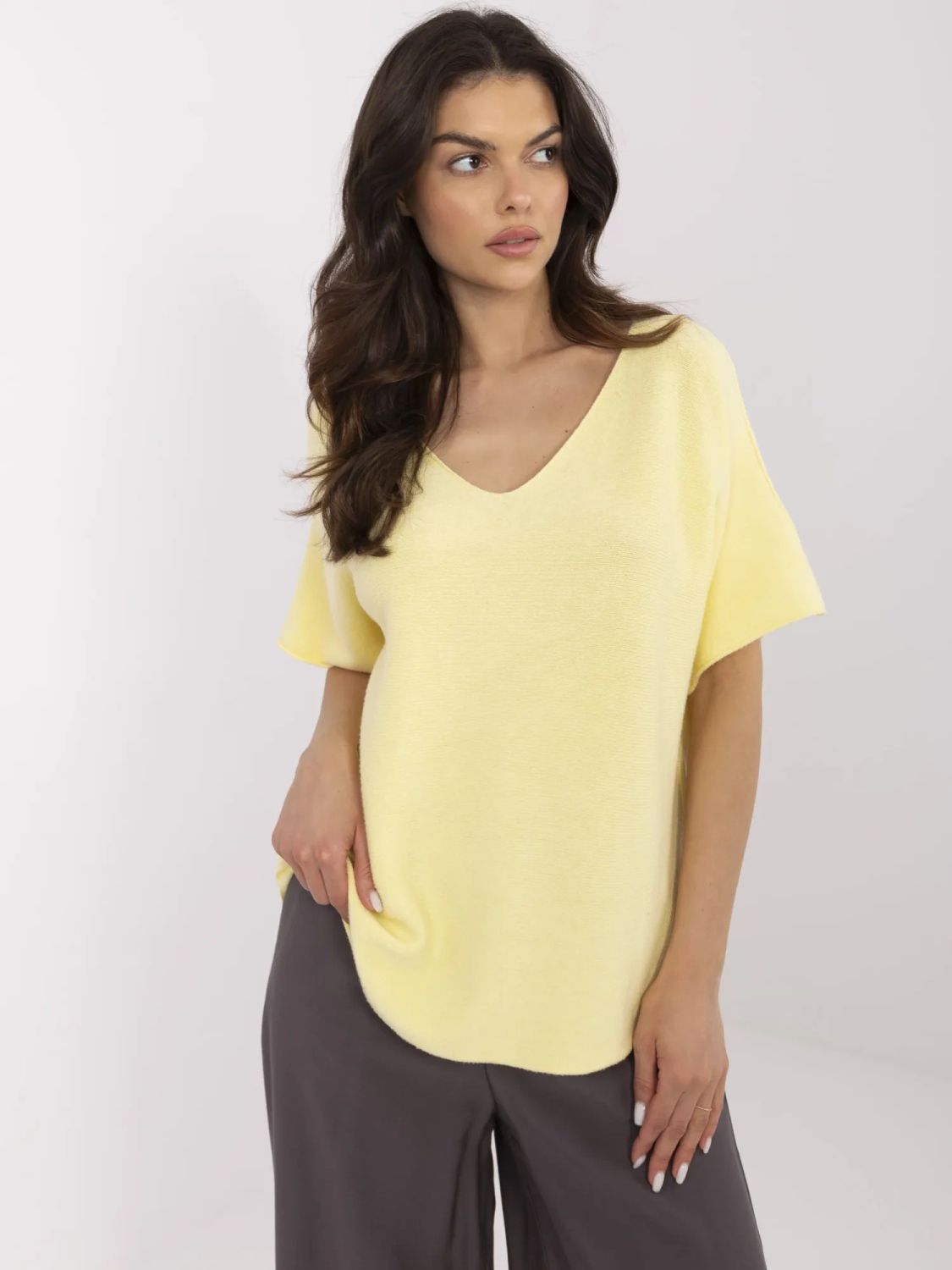 Stylischer gelber Pullover mit kurzen Ärmeln