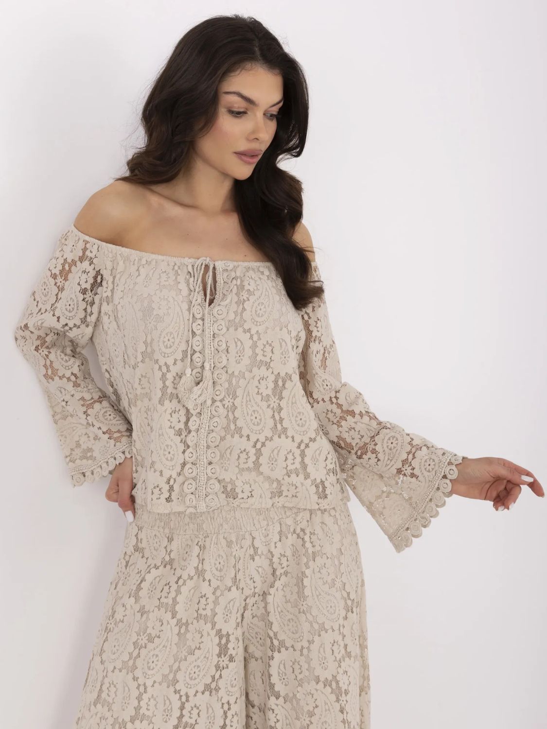 Elegante beige Bluse mit Spitze
