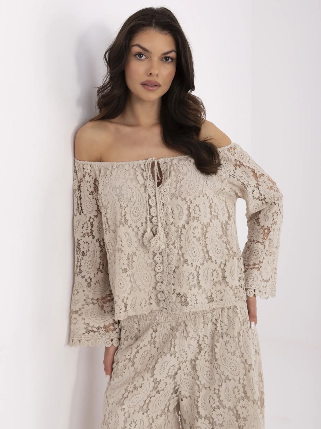 Elegante beige Bluse mit Spitze