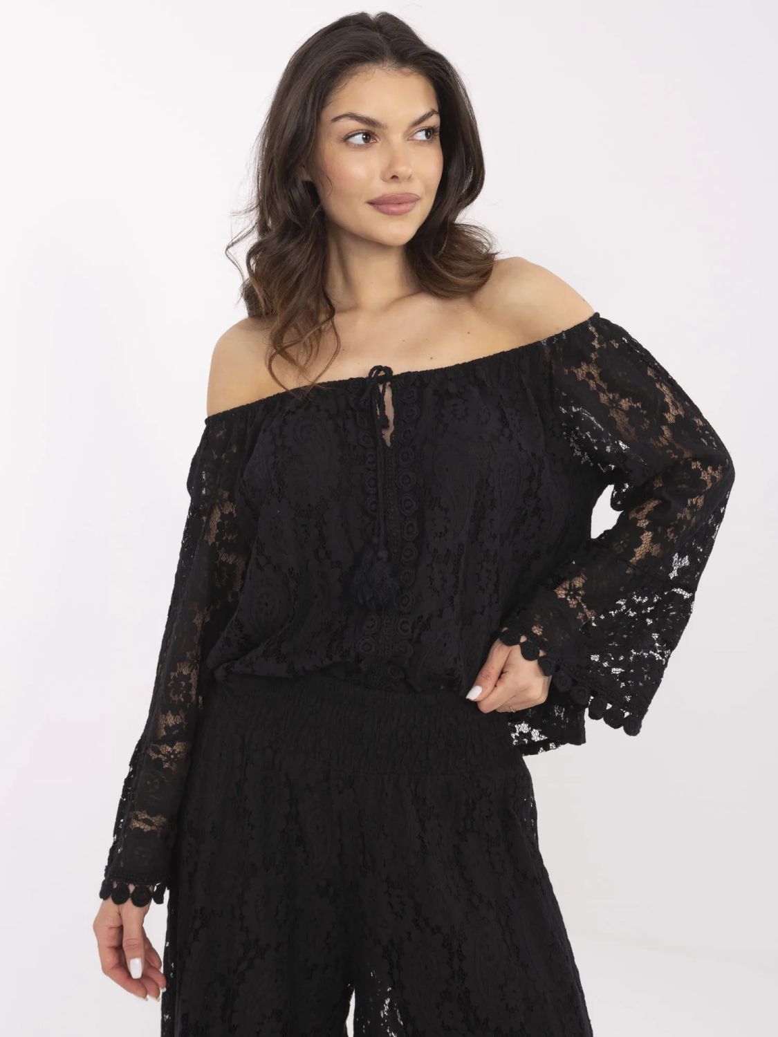 Elegante schwarze Bluse mit Spitze