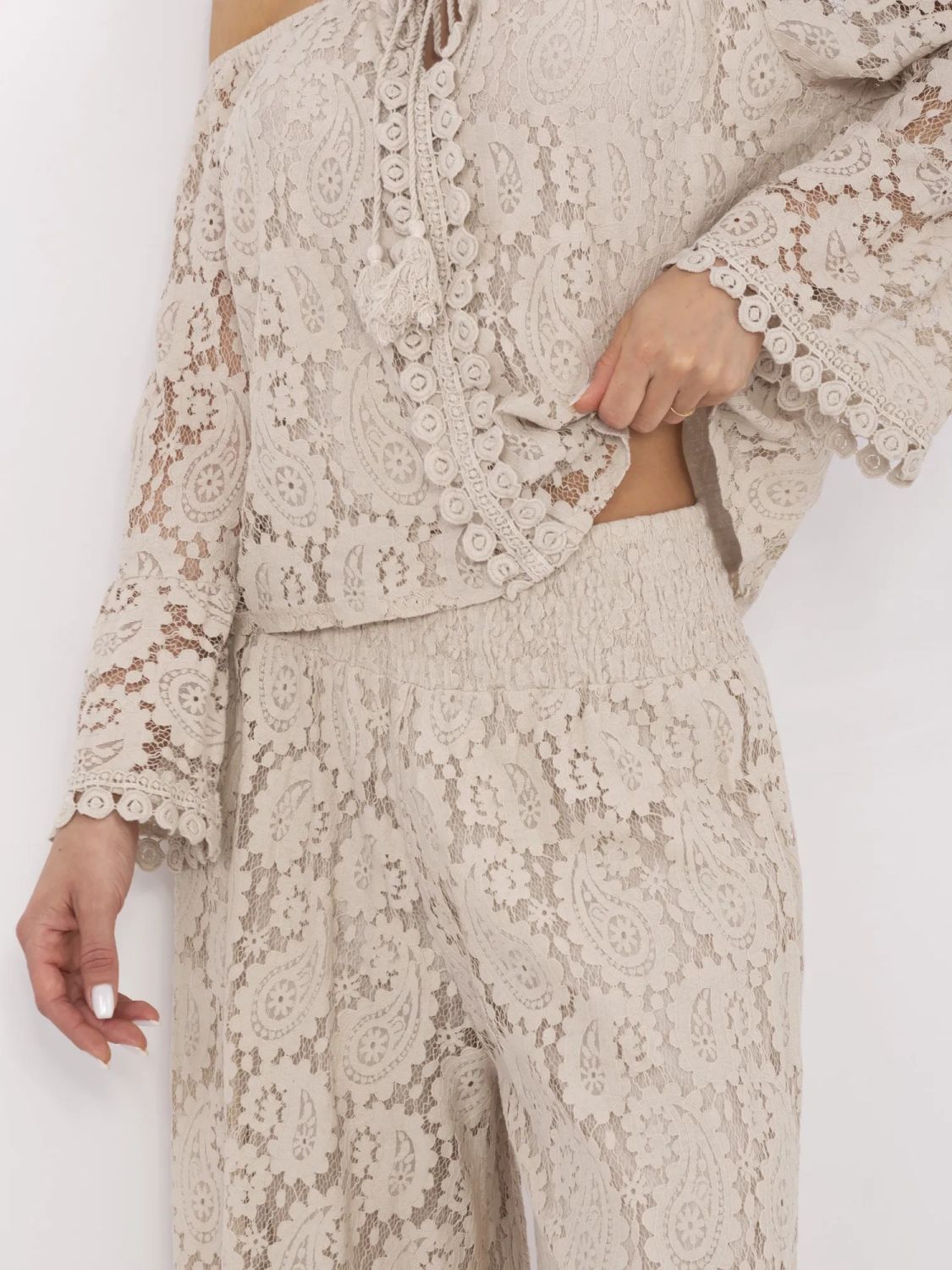 Elegante beige Hose mit Spitze