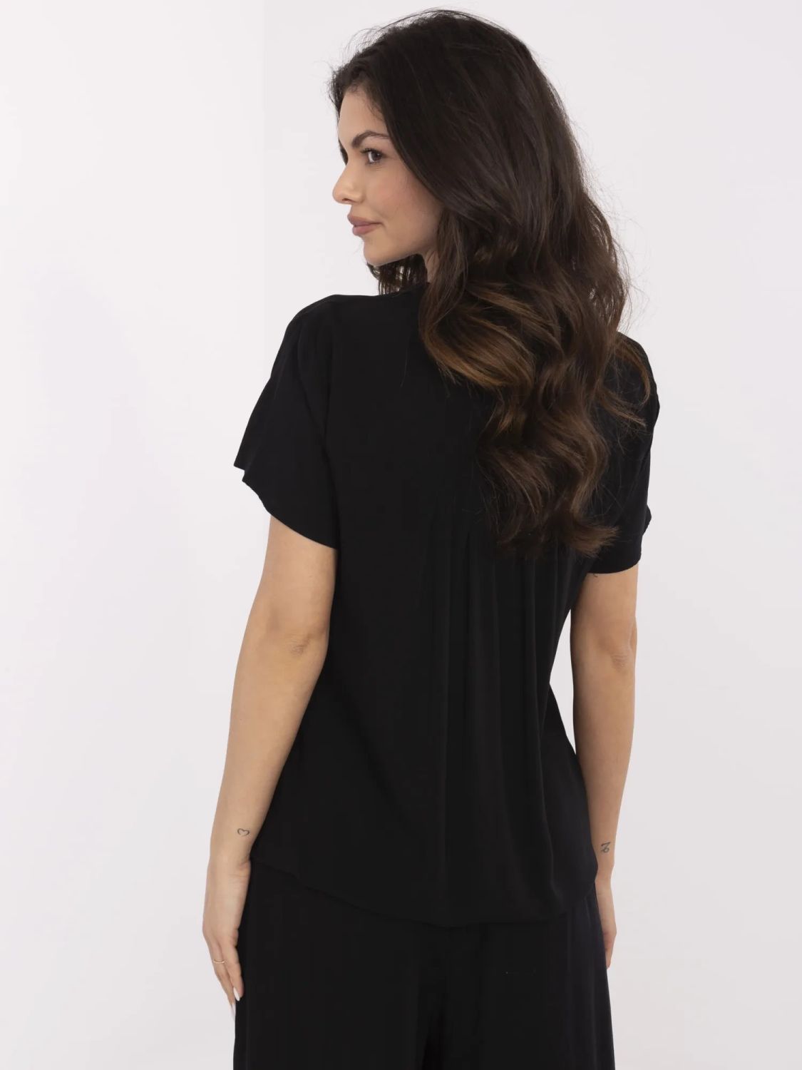Elegante schwarze Bluse mit V-Ausschnitt