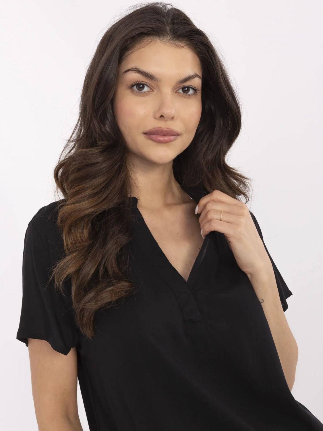 Elegante schwarze Bluse mit V-Ausschnitt