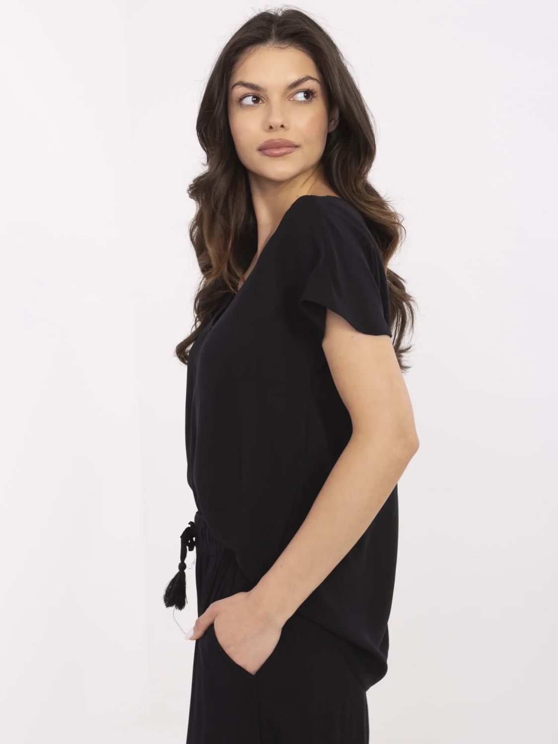 Elegante schwarze Bluse mit V-Ausschnitt