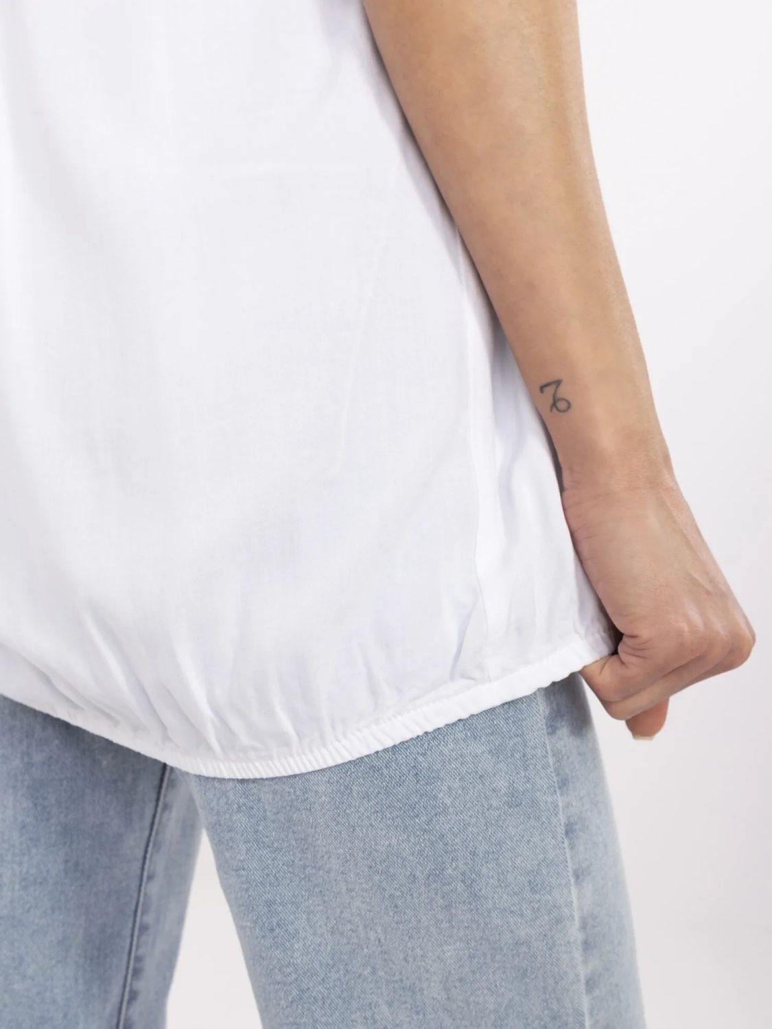 Weiße Bluse mit V-Ausschnitt