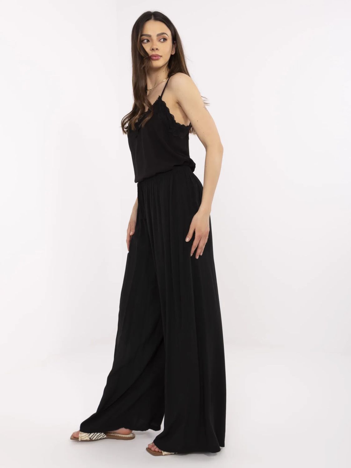 Stylische schwarze Hose mit hohem Bund