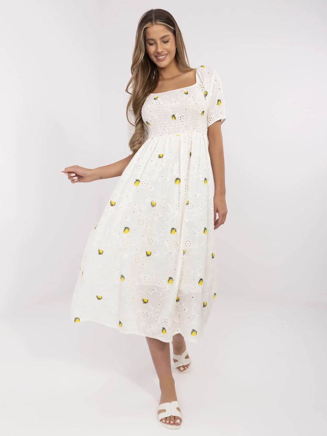 Ecru ausgestellte Kleid mit kurzen Ärmeln