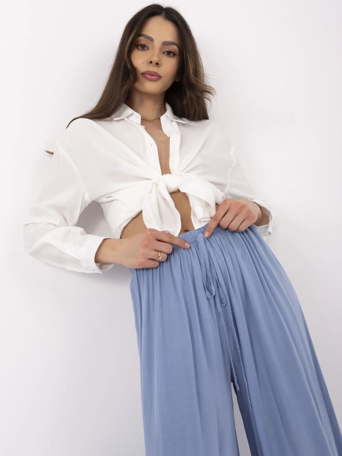 Stilvolle blaue Hose mit hohem Bund
