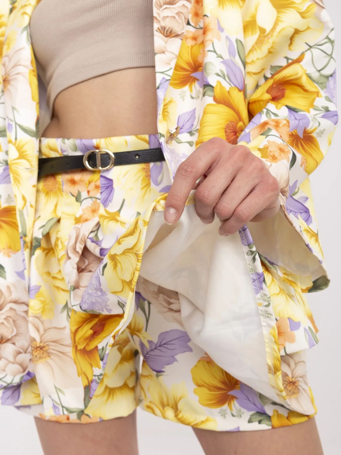 Eleganter gelber Komplett mit Blumenmuster