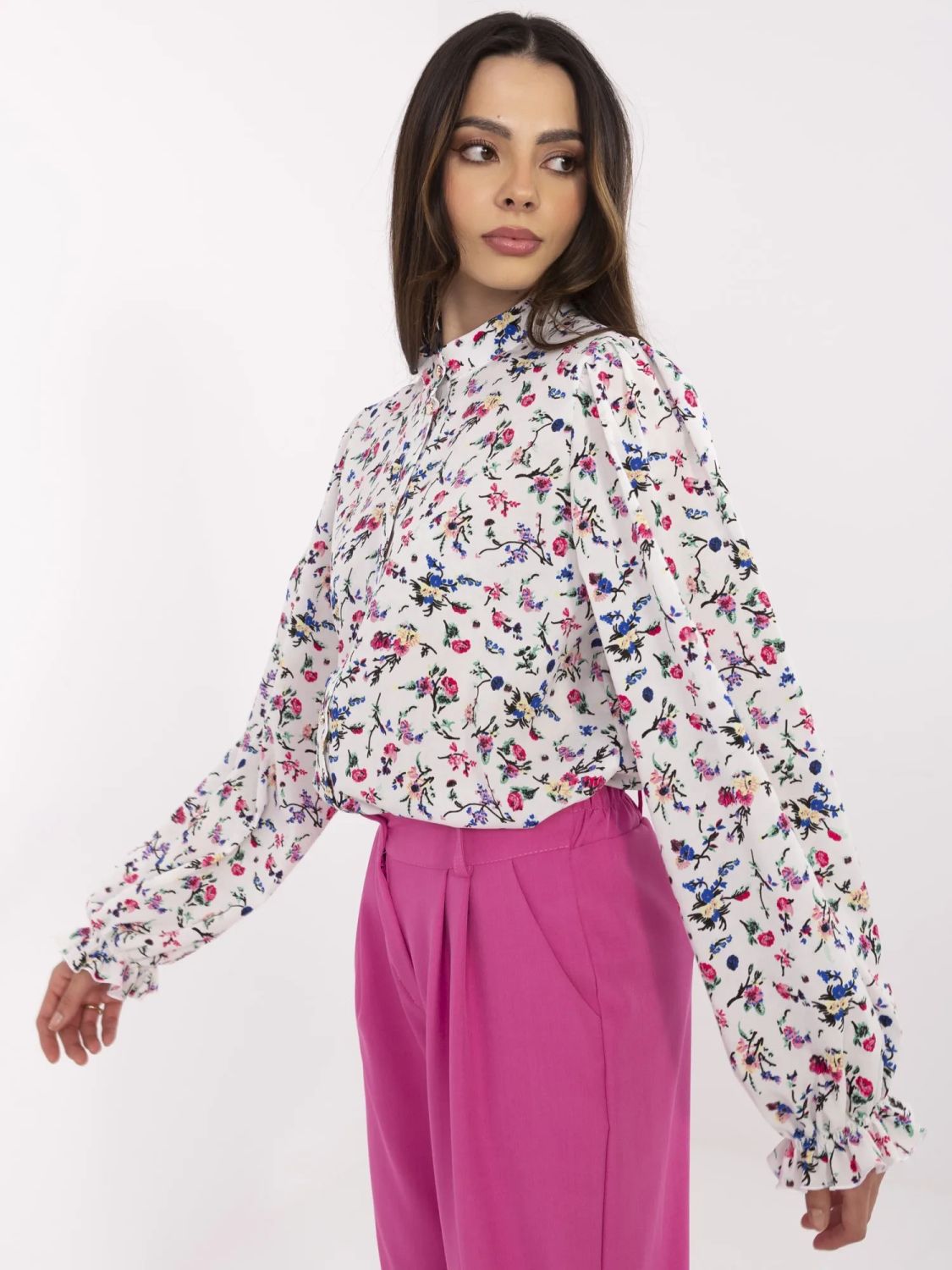 Elegante weiße Bluse mit Blumenmuster