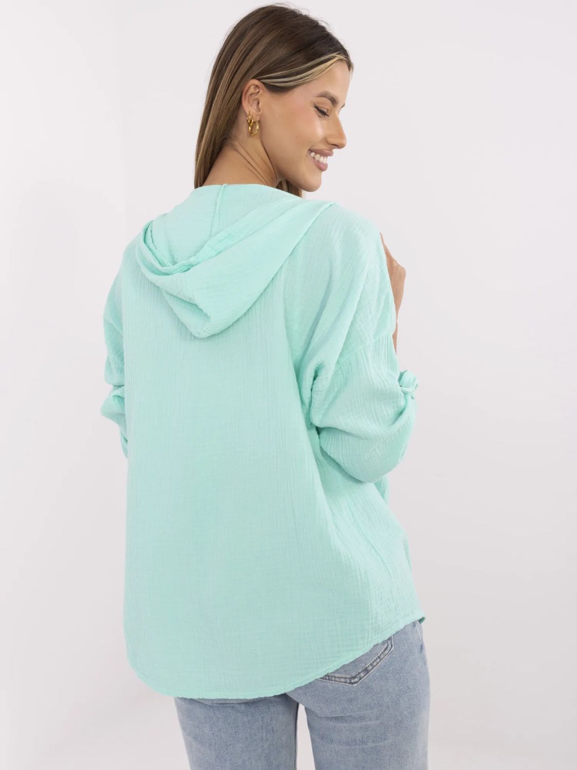 Weiche grüne Bluse mit Kapuze