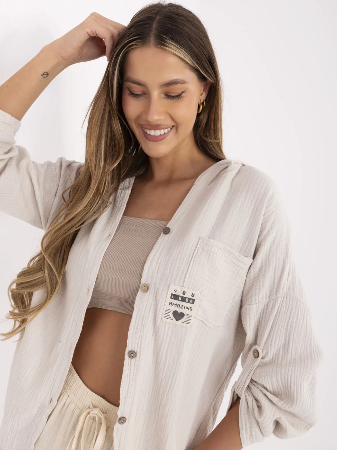 Beige Bluse mit Kapuze