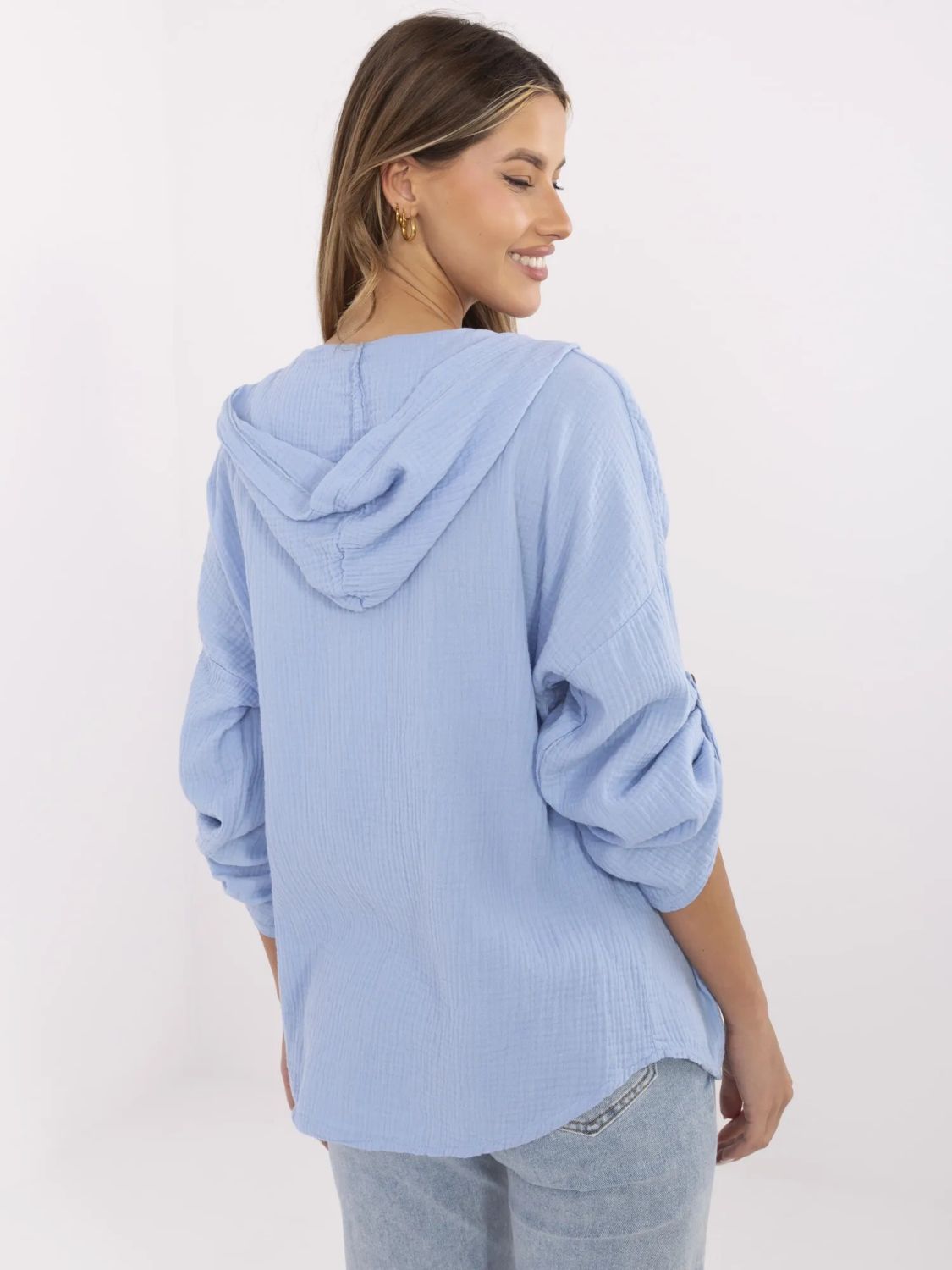 Blaue Bluse mit Kapuze