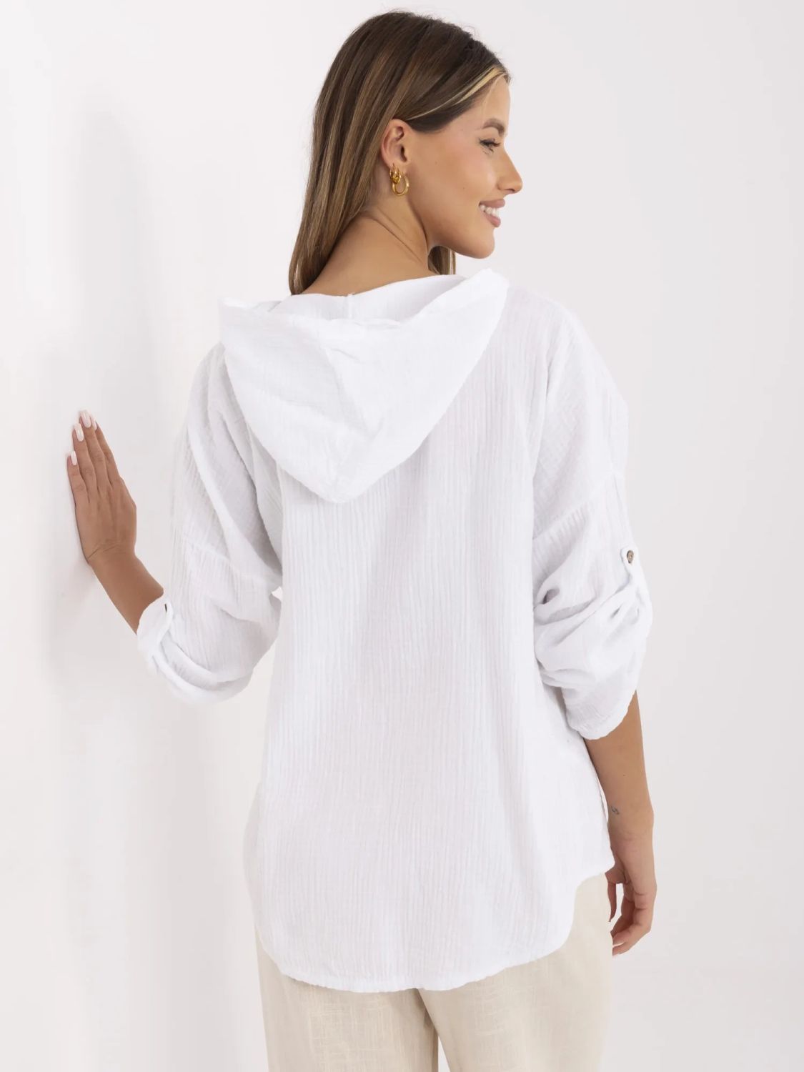 Weiße Bluse mit Kapuze
