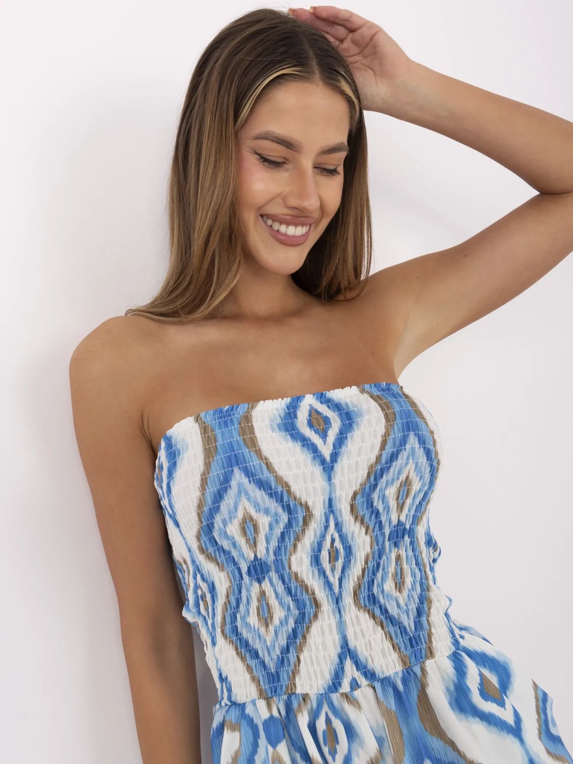 Weiß-blauer Overall mit geometrischem Muster