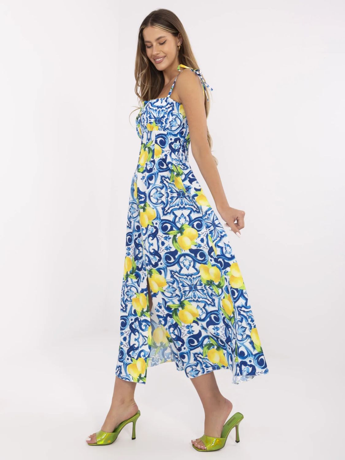 Ausgestelltes blaues Kleid