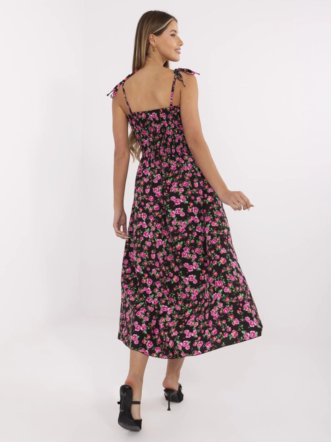 Ausgestellte schwarze Kleid