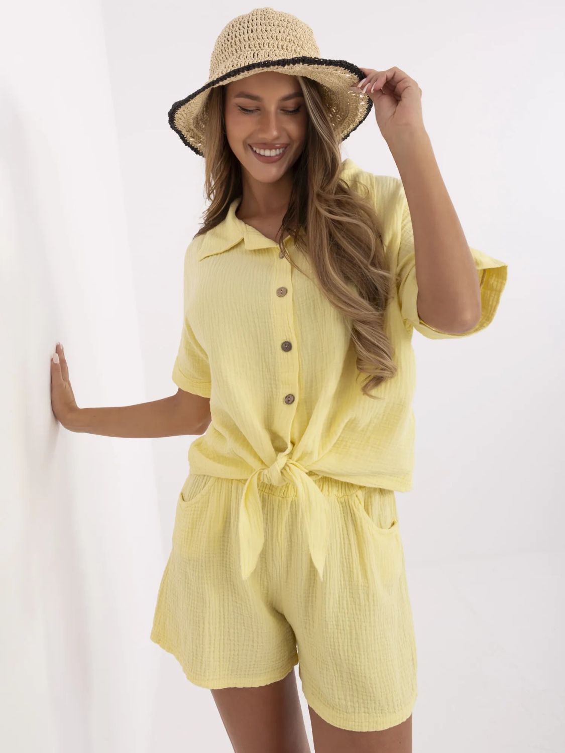 Stilvolle gelbe Bluse mit kurzen Ärmeln