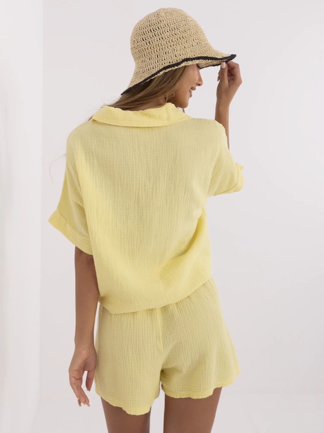 Stilvolle gelbe Bluse mit kurzen Ärmeln