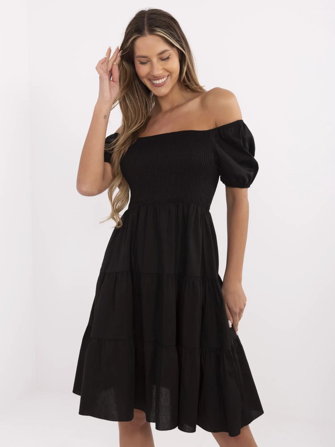 Ausgestelltes schwarzes Kleid