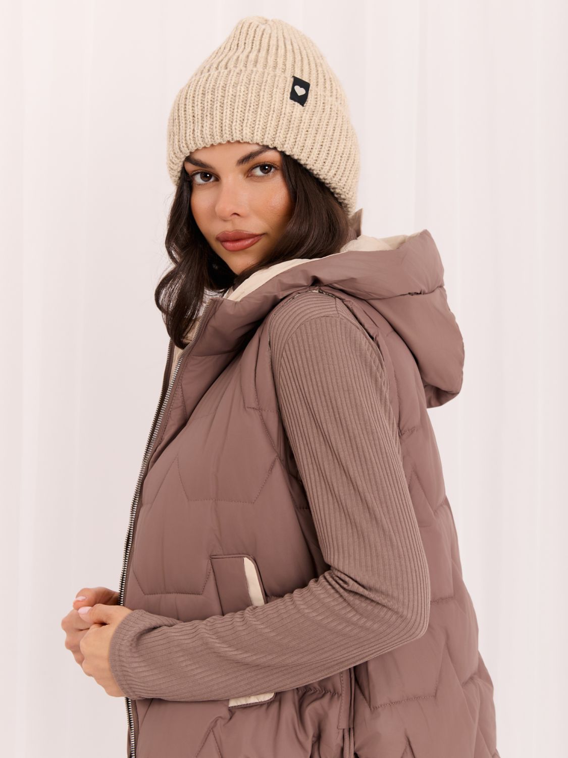Beige Wintermütze mit Applikation