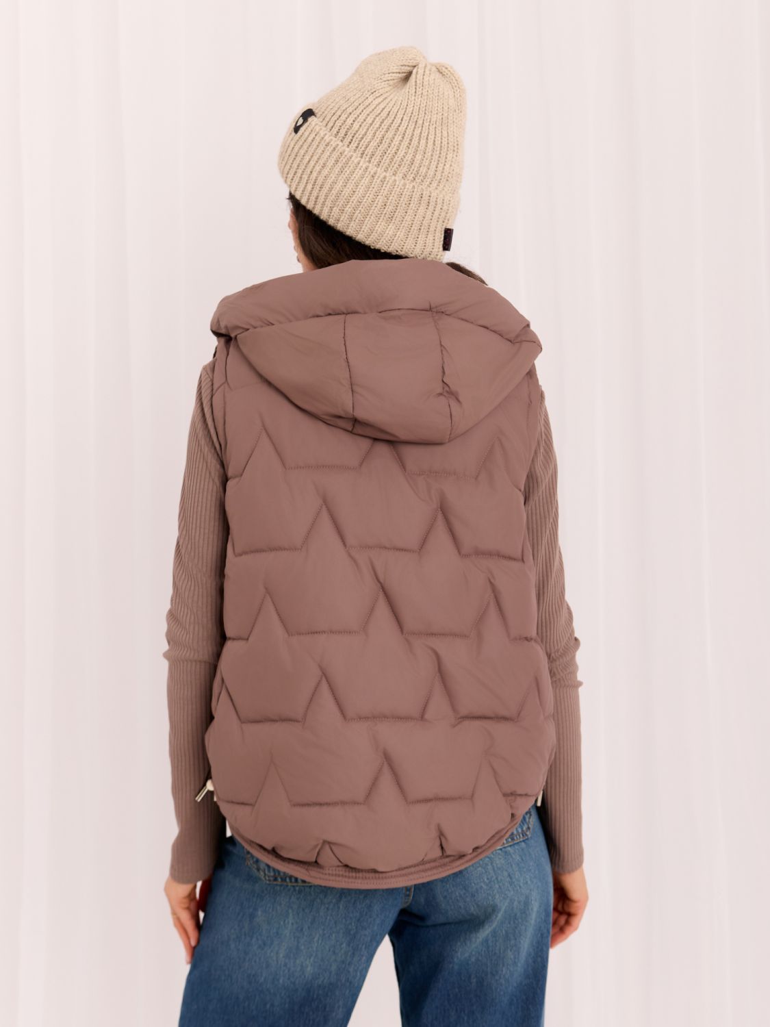 Beige Wintermütze mit Applikation