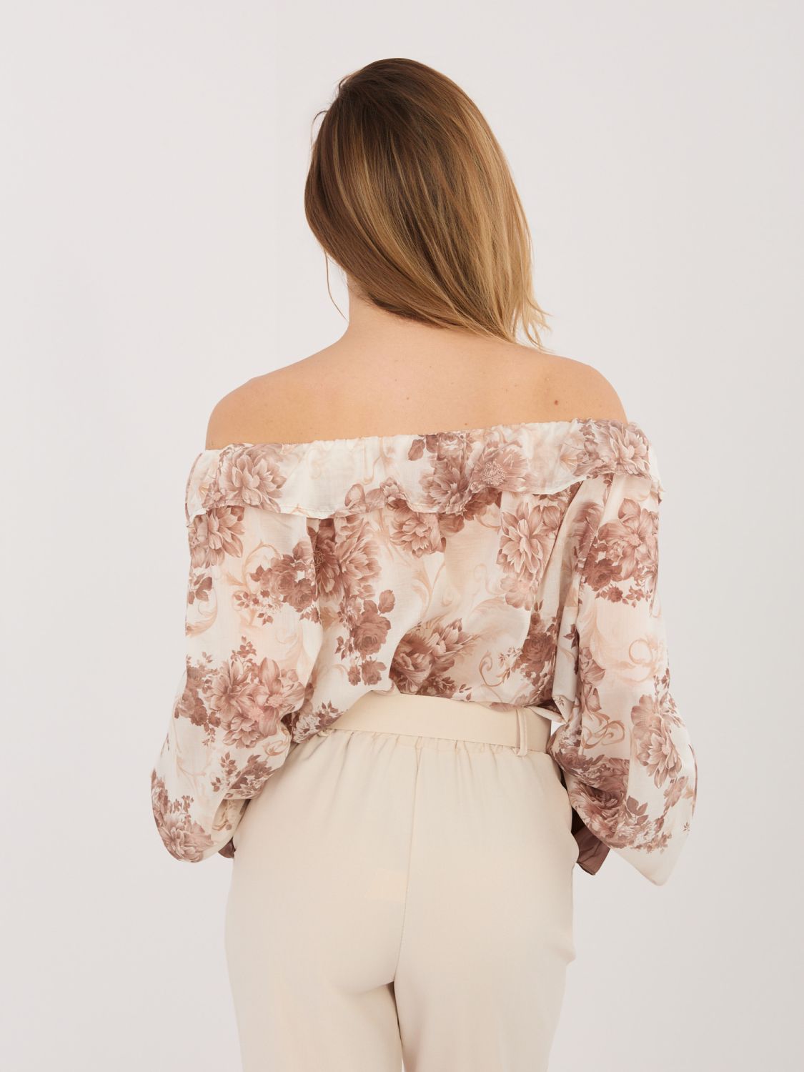 Beigefarbene Bluse mit Blumenmuster und Carmen-Ausschnitt