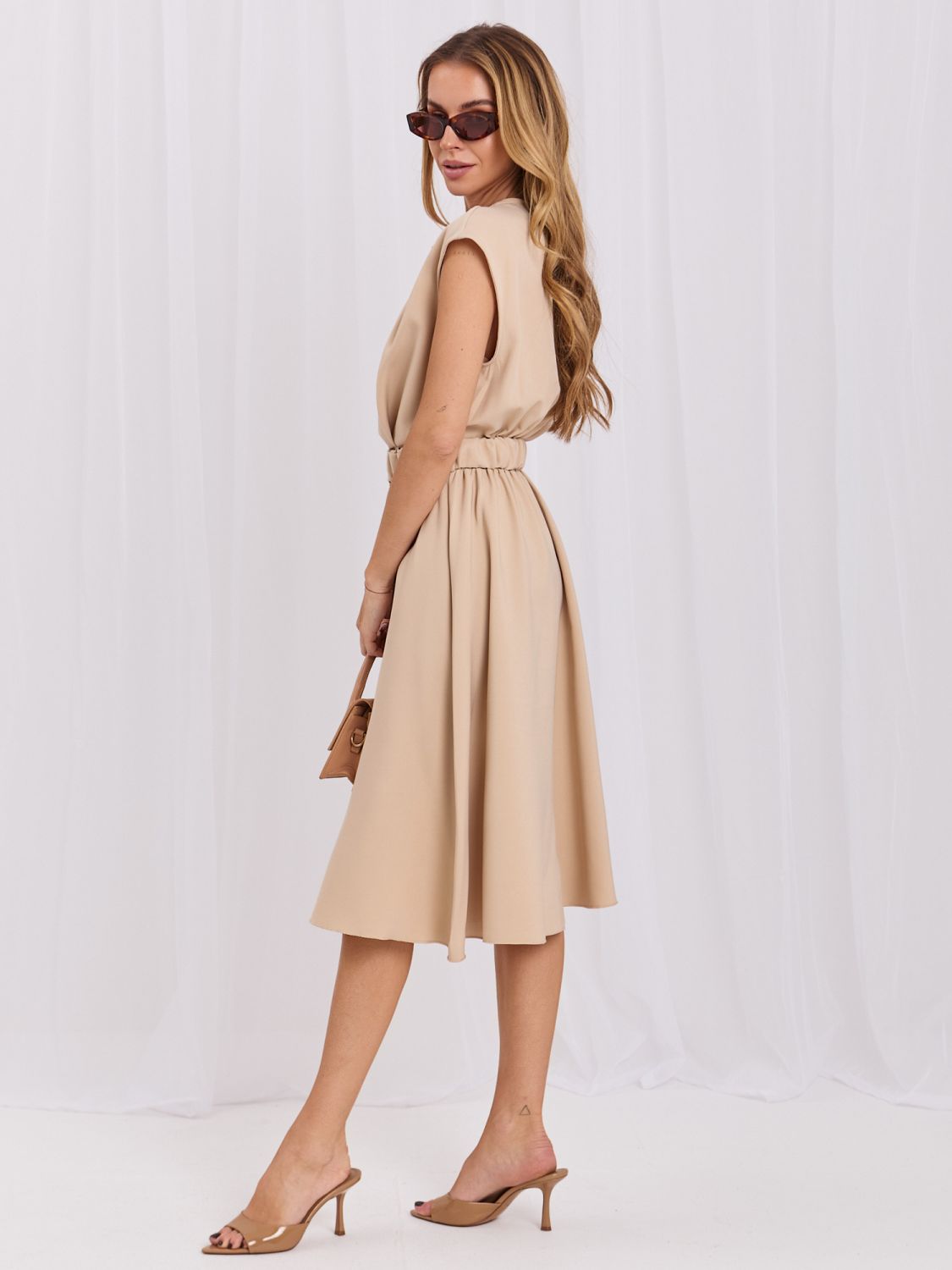 Beiges ausgestelltes Midi-Kleid mit Gürtel