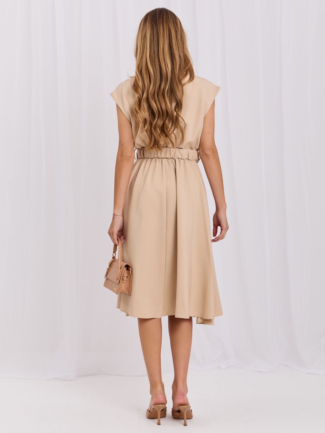 Beiges ausgestelltes Midi-Kleid mit Gürtel