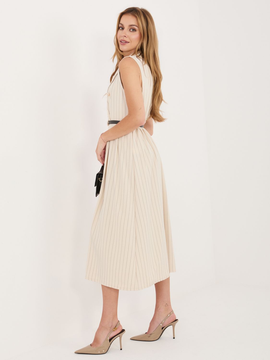 Beiges ausgestelltes Midi-Kleid mit Gürtel und Kragen